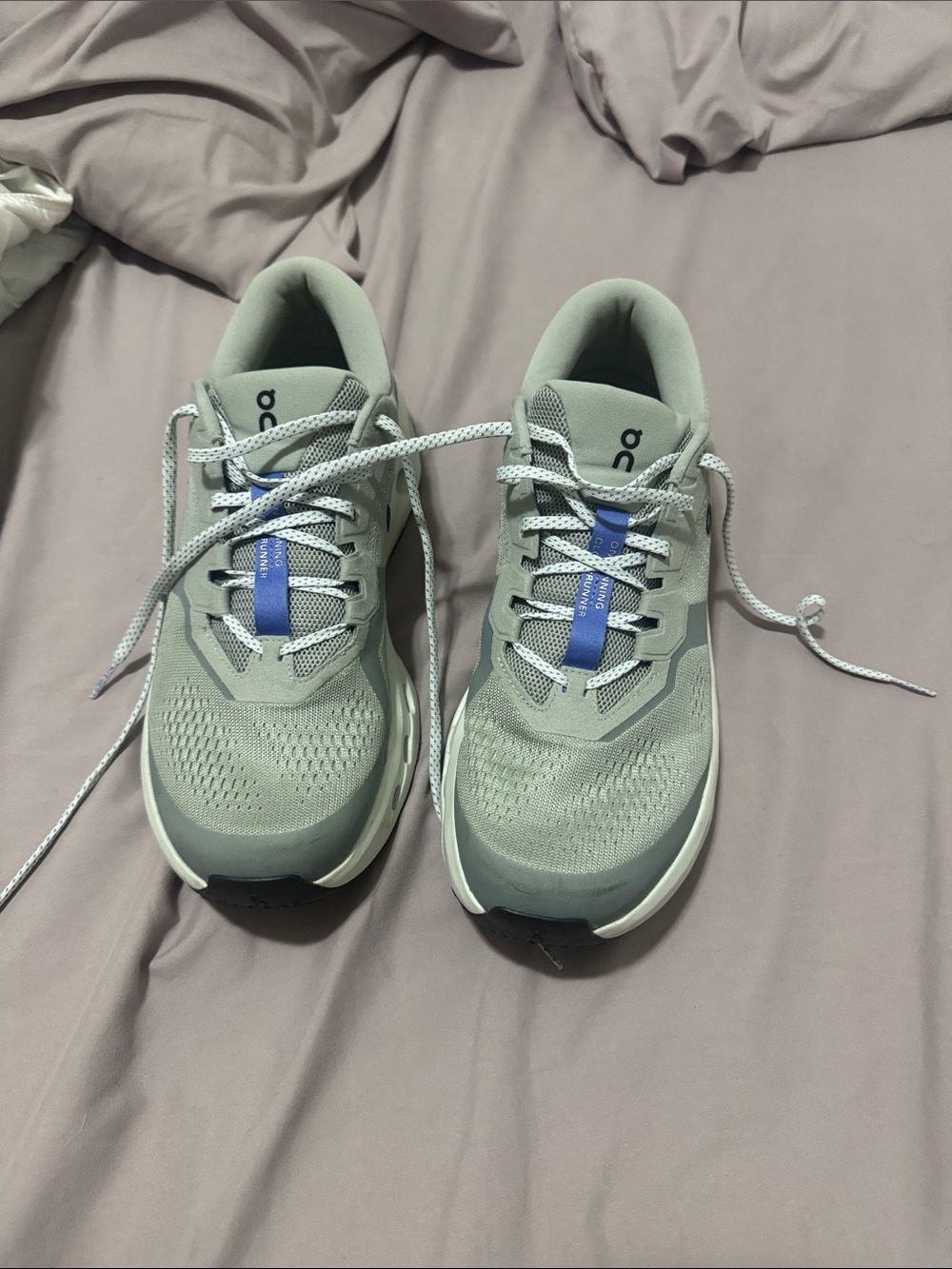 Men's Light Gray Athletic Running Shoes with Blue Accent